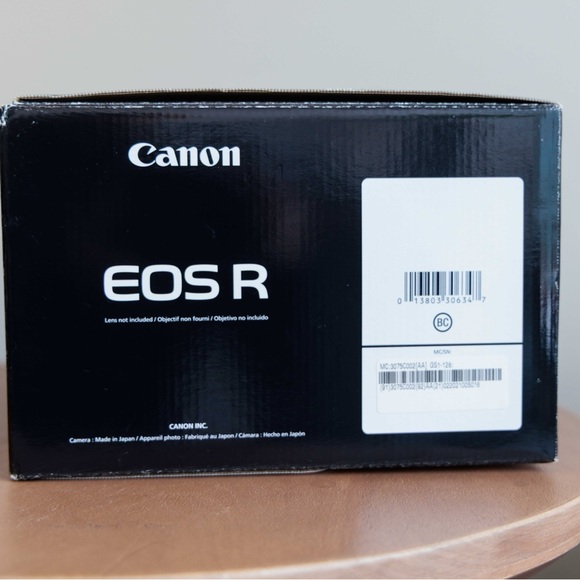 Canon EOS R mirrorless Digital Camera - - Picture 7 of 9